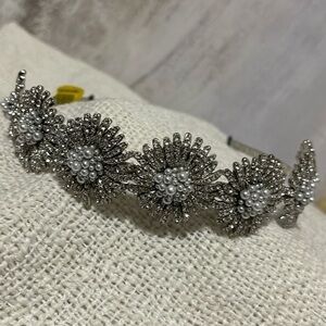 Silver Floral Crystal And Silver Pearls Headband 🌼